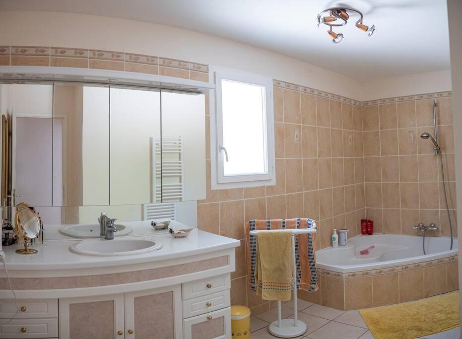Villa Calme Avec Piscine A Greoux エクステリア 写真